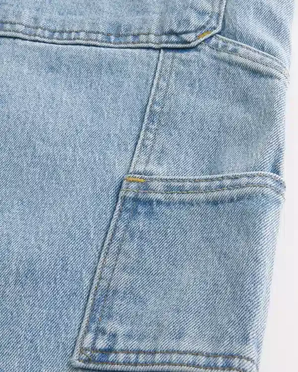 Hellblaue Baggy-Jeans im Painter-Stil Hellblaue Baggy-Jeans im Painter-Stil