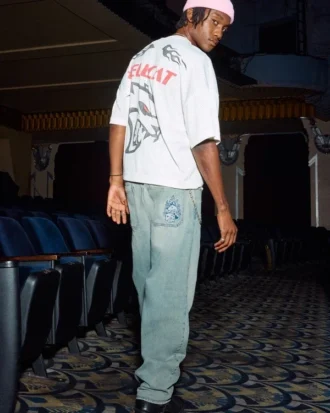 Hellblaue Baggy-Jeans mit gesticktem Würfel-Motiv Hellblaue Baggy-Jeans mit gesticktem Würfel-Motiv