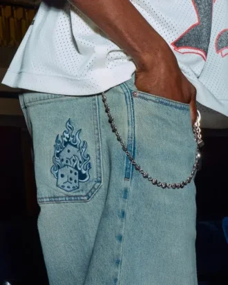 Hellblaue Baggy-Jeans mit gesticktem Würfel-Motiv Hellblaue Baggy-Jeans mit gesticktem Würfel-Motiv