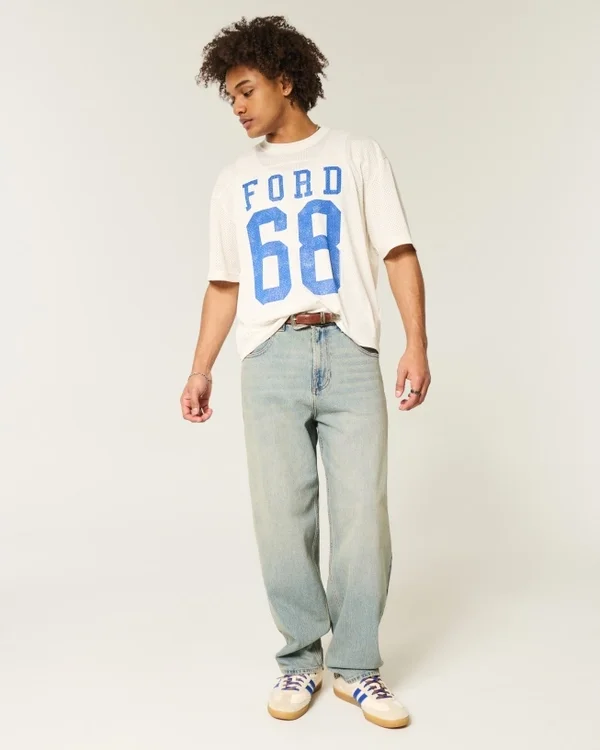 Hellblaue Baggy-Jeans mit gesticktem Würfel-Motiv Hellblaue Baggy-Jeans mit gesticktem Würfel-Motiv