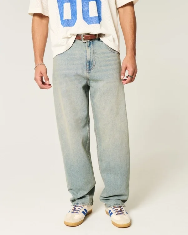 Hellblaue Baggy-Jeans mit gesticktem Würfel-Motiv Hellblaue Baggy-Jeans mit gesticktem Würfel-Motiv