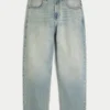 Hellblaue Baggy-Jeans mit gesticktem Würfel-Motiv Hellblaue Baggy-Jeans mit gesticktem Würfel-Motiv