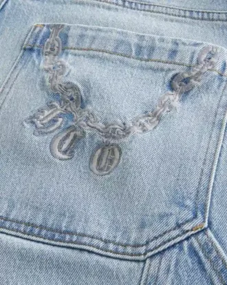 Hellblaue, bestickte Skater-Baggy-Jeans mit Gesäßtasche Hellblaue, bestickte Skater-Baggy-Jeans mit Gesäßtasche