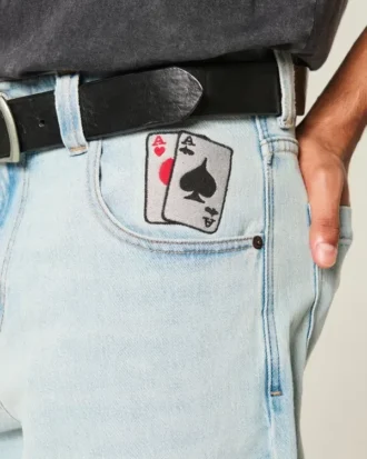Hellblaue Skater-Baggy-Jeans mit Spielkartengrafik