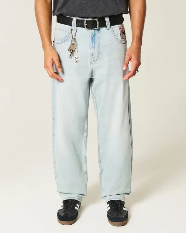 Hellblaue Skater-Baggy-Jeans mit Spielkartengrafik Hellblaue Skater-Baggy-Jeans mit Spielkartengrafik