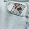 Hellblaue Skater-Baggy-Jeans mit Spielkartengrafik Hellblaue Skater-Baggy-Jeans mit Spielkartengrafik