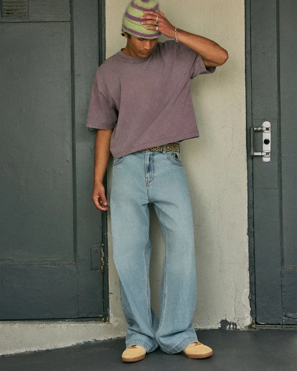 Hellblaue Super-Baggy-Jeans mit Astronauten-Grafik Hellblaue Super-Baggy-Jeans mit Astronauten-Grafik