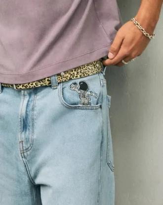 Hellblaue Super-Baggy-Jeans mit Astronauten-Grafik