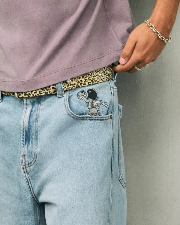 Hellblaue Super-Baggy-Jeans mit Astronauten-Grafik Hellblaue Super-Baggy-Jeans mit Astronauten-Grafik