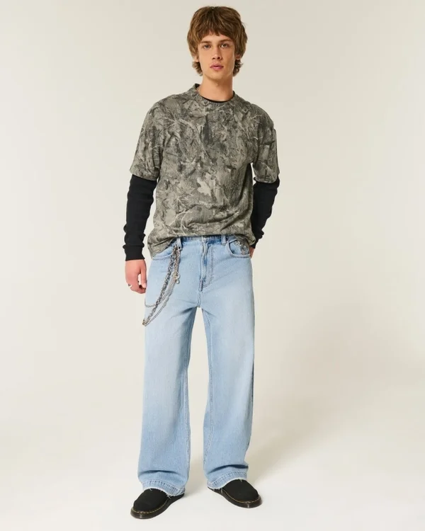 Hellblaue Super-Baggy-Jeans mit Astronauten-Grafik Hellblaue Super-Baggy-Jeans mit Astronauten-Grafik