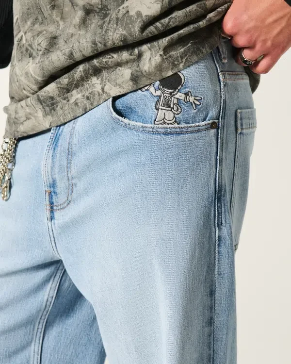 Hellblaue Super-Baggy-Jeans mit Astronauten-Grafik Hellblaue Super-Baggy-Jeans mit Astronauten-Grafik