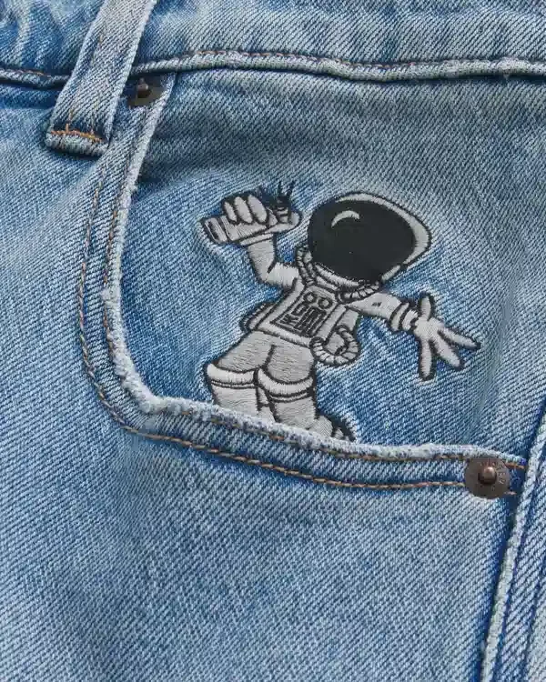 Hellblaue Super-Baggy-Jeans mit Astronauten-Grafik Hellblaue Super-Baggy-Jeans mit Astronauten-Grafik