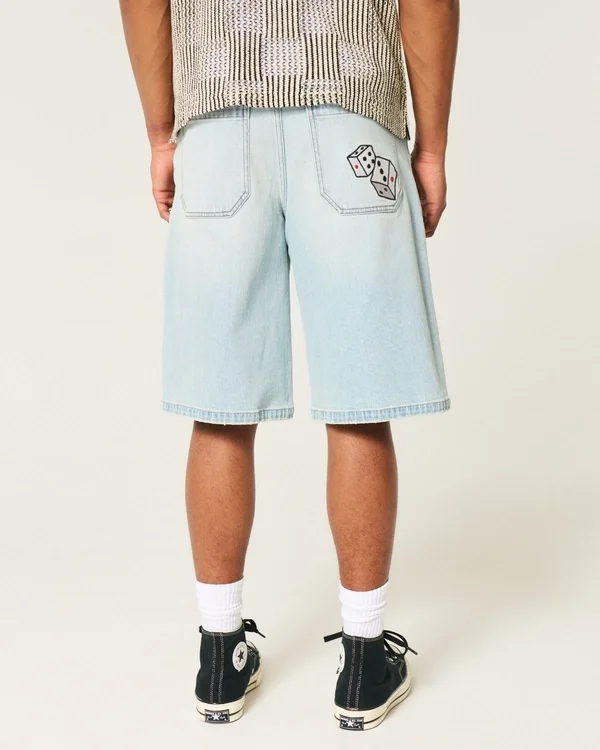 Hellblaue Super-Baggy-Jeansshorts mit Würfelgrafik Hellblaue Super-Baggy-Jeansshorts mit Würfelgrafik