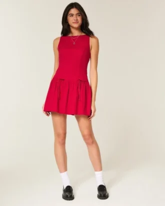 Hochgeschlossenes Skort-Kleid mit tiefem Taillenbund Hochgeschlossenes Skort-Kleid mit tiefem Taillenbund