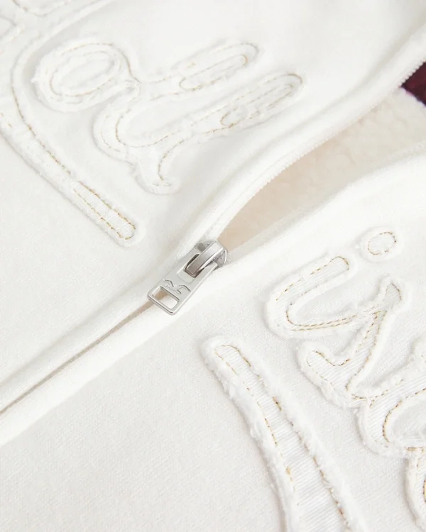 Holiday Vault Release Sherpa-gefütterter Hoodie mit Reißverschluss und Logo-Grafik Holiday Vault Release Sherpa-gefütterter Hoodie mit Reißverschluss und Logo-Grafik