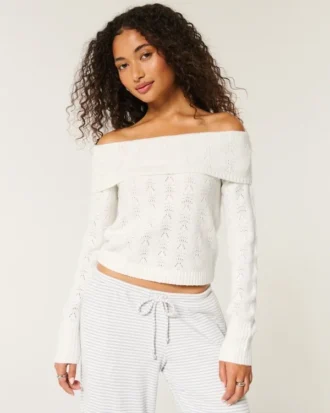Hollister Bequemer Cloud Stitchy Off-Shoulder-Pullover Hollister Bequemer Cloud Stitchy Off-Shoulder-Pullover