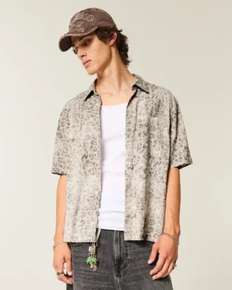 Kastig geschnittenes Kurzarm-Hemd mit Taschen