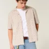Kastig geschnittenes Kurzarmhemd im Häkelstil