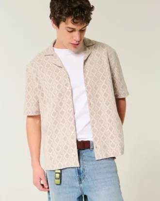 Kastig geschnittenes Kurzarmhemd im Häkelstil