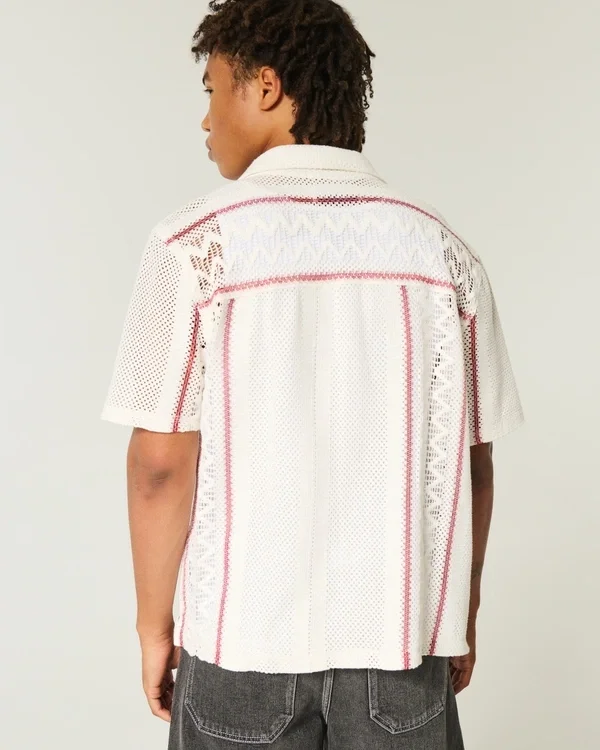 Kastig geschnittenes Kurzarmhemd im Häkelstil Kastig geschnittenes Kurzarmhemd im Häkelstil