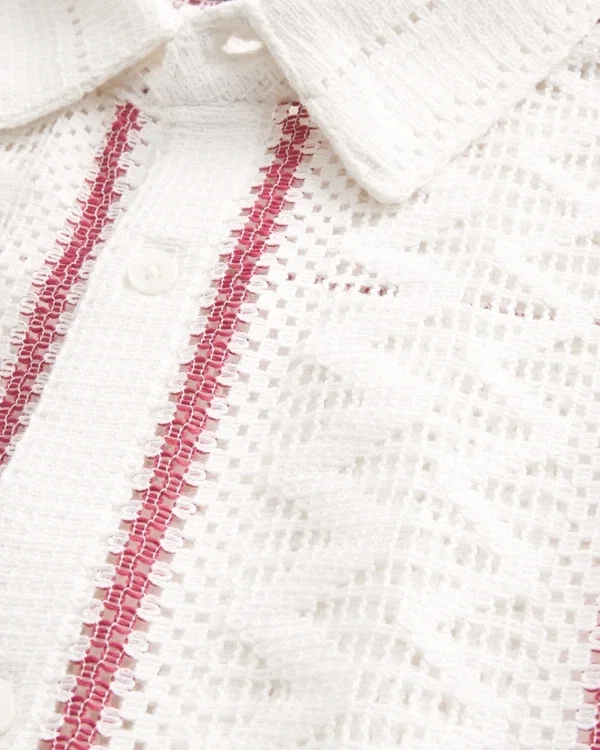 Kastig geschnittenes Kurzarmhemd im Häkelstil Kastig geschnittenes Kurzarmhemd im Häkelstil