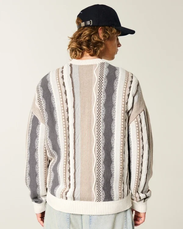 Kastiger gestreifter Pullover mit Rundhalsausschnitt Kastiger gestreifter Pullover mit Rundhalsausschnitt