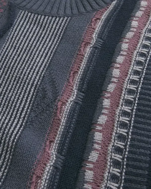 Kastiger gestreifter Pullover mit Rundhalsausschnitt Kastiger gestreifter Pullover mit Rundhalsausschnitt