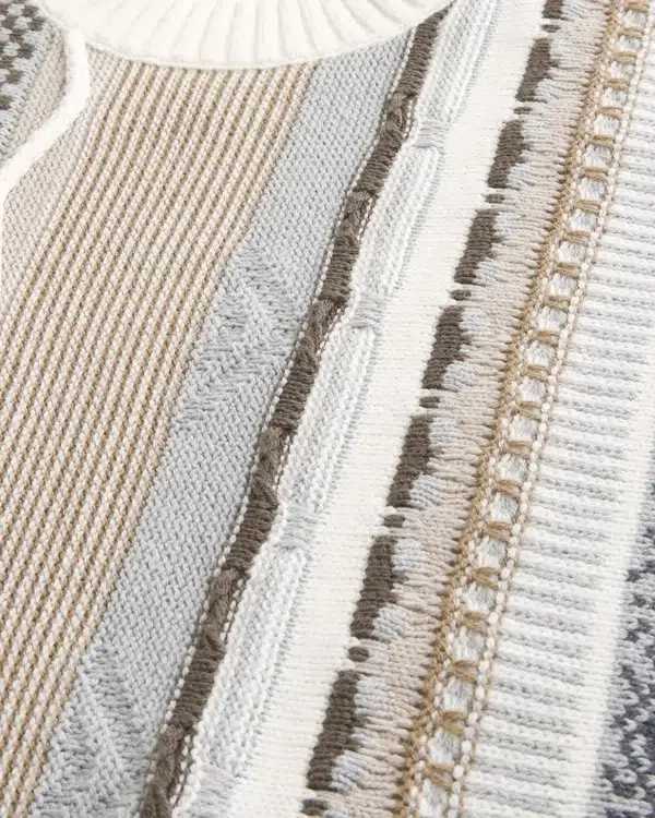 Kastiger gestreifter Pullover mit Rundhalsausschnitt Kastiger gestreifter Pullover mit Rundhalsausschnitt