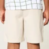 Kühle Golfshorts, die über dem Knie enden Kühle Golfshorts, die über dem Knie enden