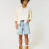 Kniehohe, lockere Jeansshorts im Used-Look Kniehohe, lockere Jeansshorts im Used-Look