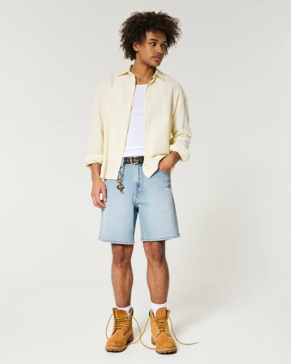 Kniehohe, lockere Jeansshorts im Used-Look Kniehohe, lockere Jeansshorts im Used-Look