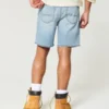 Kniehohe, lockere Jeansshorts im Used-Look Kniehohe, lockere Jeansshorts im Used-Look