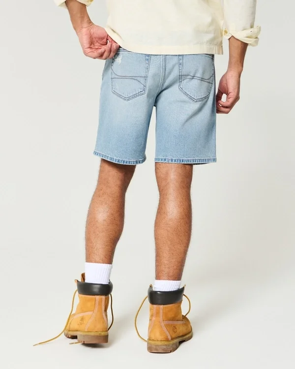 Kniehohe, lockere Jeansshorts im Used-Look Kniehohe, lockere Jeansshorts im Used-Look