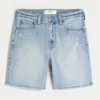 Kniehohe, lockere Jeansshorts im Used-Look Kniehohe, lockere Jeansshorts im Used-Look
