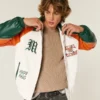 Kunstlederjacke mit Grafik der University of Miami Hurricanes Kunstlederjacke mit Grafik der University of Miami Hurricanes
