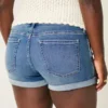 Kurvige Low-Rise-Shorts aus mittelblauem Denim Kurvige Low-Rise-Shorts aus mittelblauem Denim