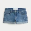Kurvige Low-Rise-Shorts aus mittelblauem Denim Kurvige Low-Rise-Shorts aus mittelblauem Denim