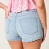 Kurvige, niedrig geschnittene, hell gewaschene Denim-Shorts mit Blumenstickerei Kurvige, niedrig geschnittene, hell gewaschene Denim-Shorts mit Blumenstickerei
