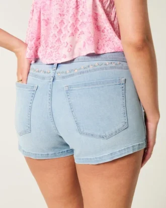 Kurvige, niedrig geschnittene, hell gewaschene Denim-Shorts mit Blumenstickerei