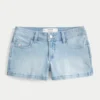 Kurvige, niedrig geschnittene, hell gewaschene Denim-Shorts mit Blumenstickerei Kurvige, niedrig geschnittene, hell gewaschene Denim-Shorts mit Blumenstickerei