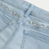 Kurvige, niedrig geschnittene, hell gewaschene Denim-Shorts mit Blumenstickerei Kurvige, niedrig geschnittene, hell gewaschene Denim-Shorts mit Blumenstickerei