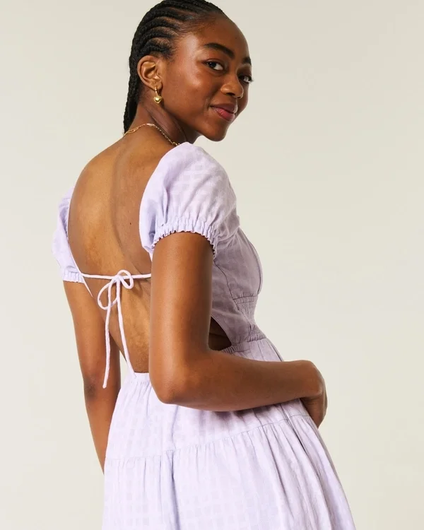 Kurzärmeliges Maxikleid mit offenem Rücken Kurzärmeliges Maxikleid mit offenem Rücken