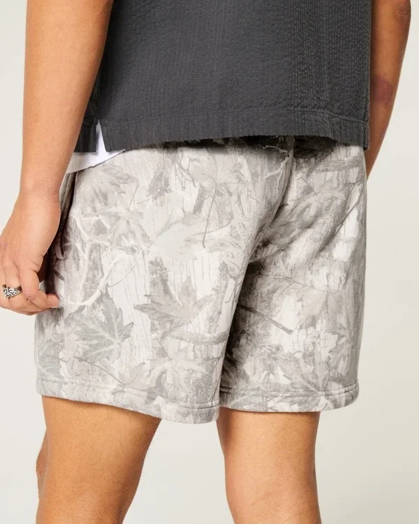 Lange Fleece-Shorts mit Camouflage-Muster Lange Fleece-Shorts mit Camouflage-Muster
