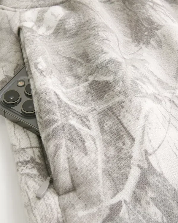 Lange Fleece-Shorts mit Camouflage-Muster Lange Fleece-Shorts mit Camouflage-Muster