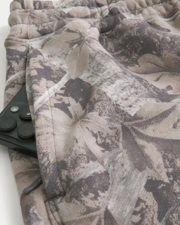 Lange Fleece-Shorts mit Camouflage-Muster Lange Fleece-Shorts mit Camouflage-Muster