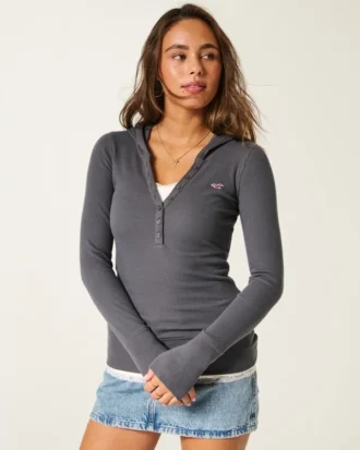 Langärmeliges Henley-Shirt mit Kapuze