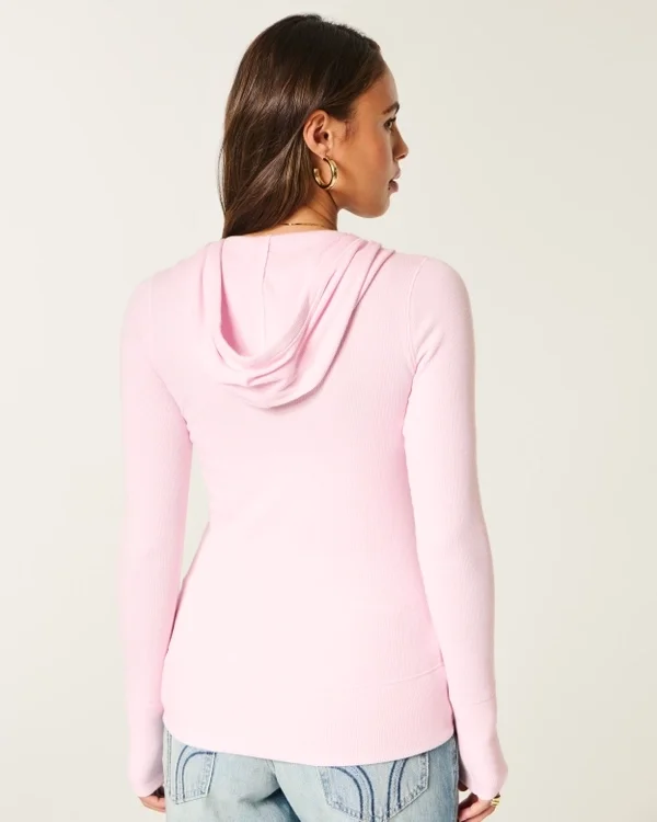 Langärmeliges Henley-Shirt mit Kapuze Langärmeliges Henley-Shirt mit Kapuze