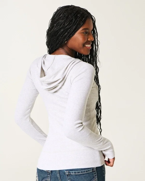 Langärmeliges Henley-Shirt mit Kapuze Langärmeliges Henley-Shirt mit Kapuze