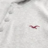 Langärmeliges Henley-Shirt mit Kapuze Langärmeliges Henley-Shirt mit Kapuze