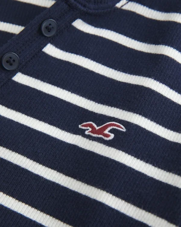 Langärmeliges Henley-Shirt mit Kapuze Langärmeliges Henley-Shirt mit Kapuze